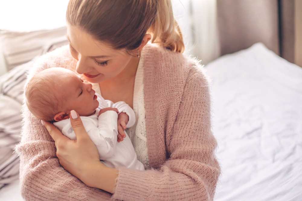 Mutter mit Neugeborenem Baby