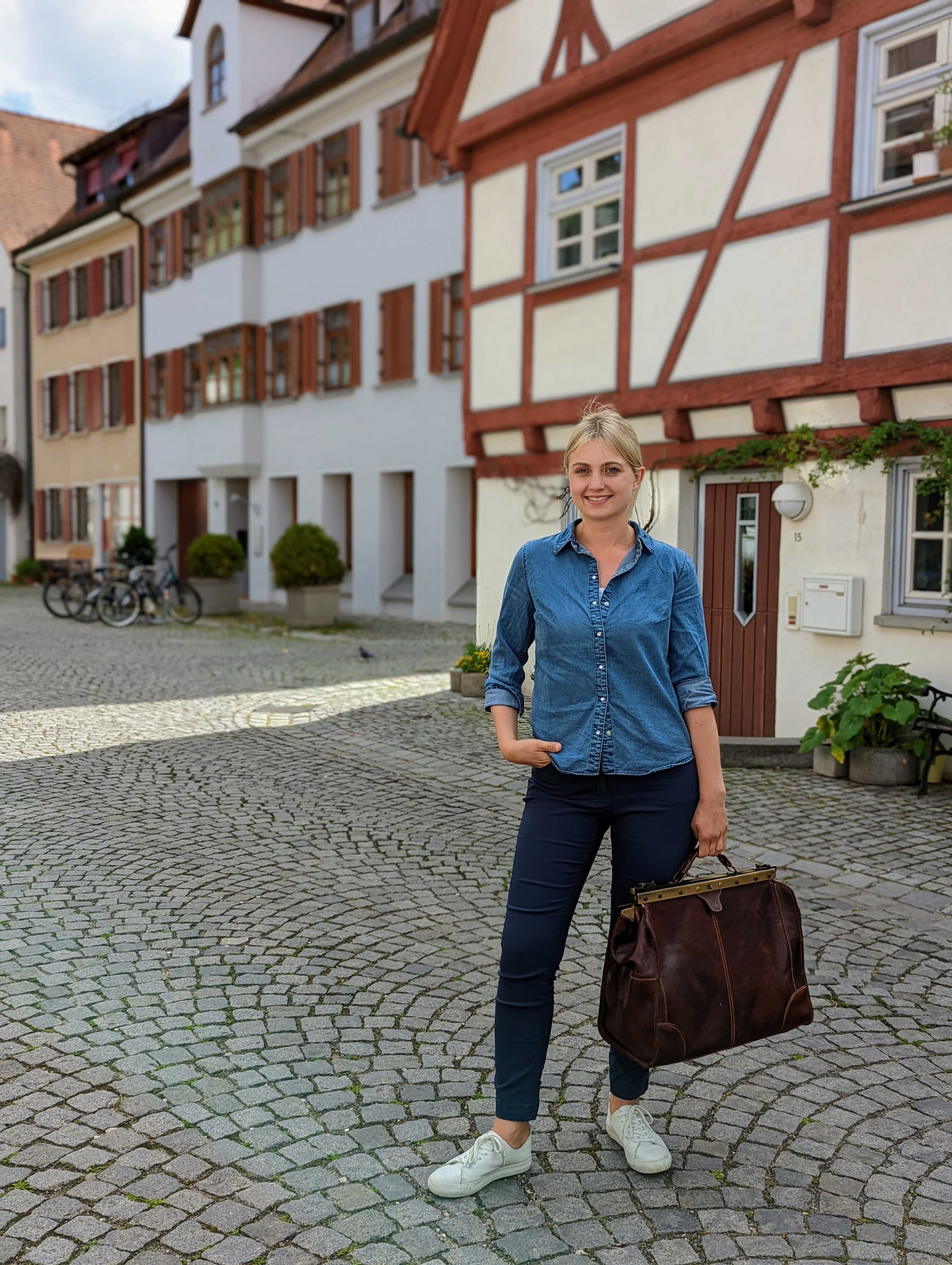 Portrait der Hebamme Annkathrin Rinke in der Ulmer Altstadt
